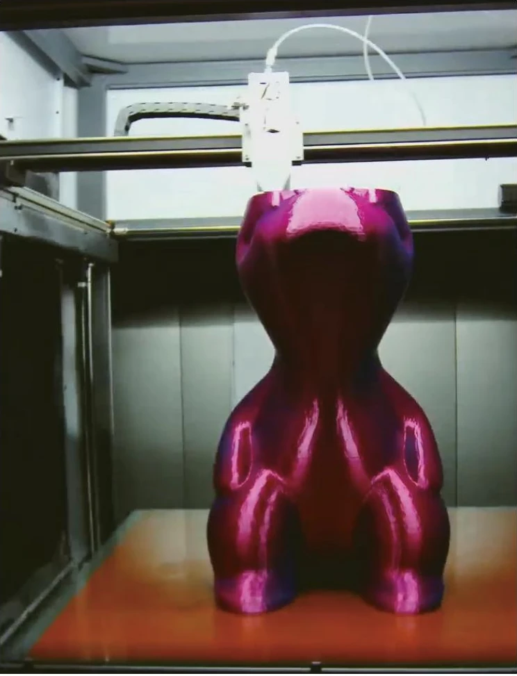产品宣传画册中的 3D 打印工作场景